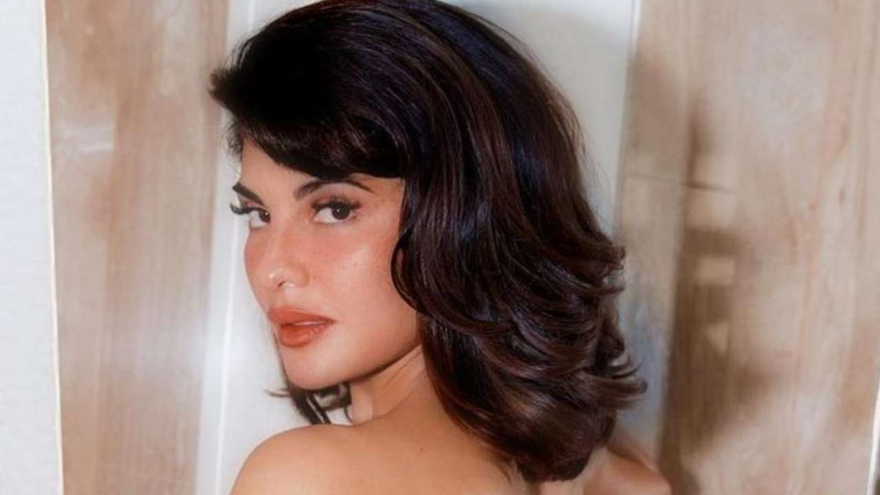 Jacqueline Fernandez looks smoking hot  flaunting her sexy bare back