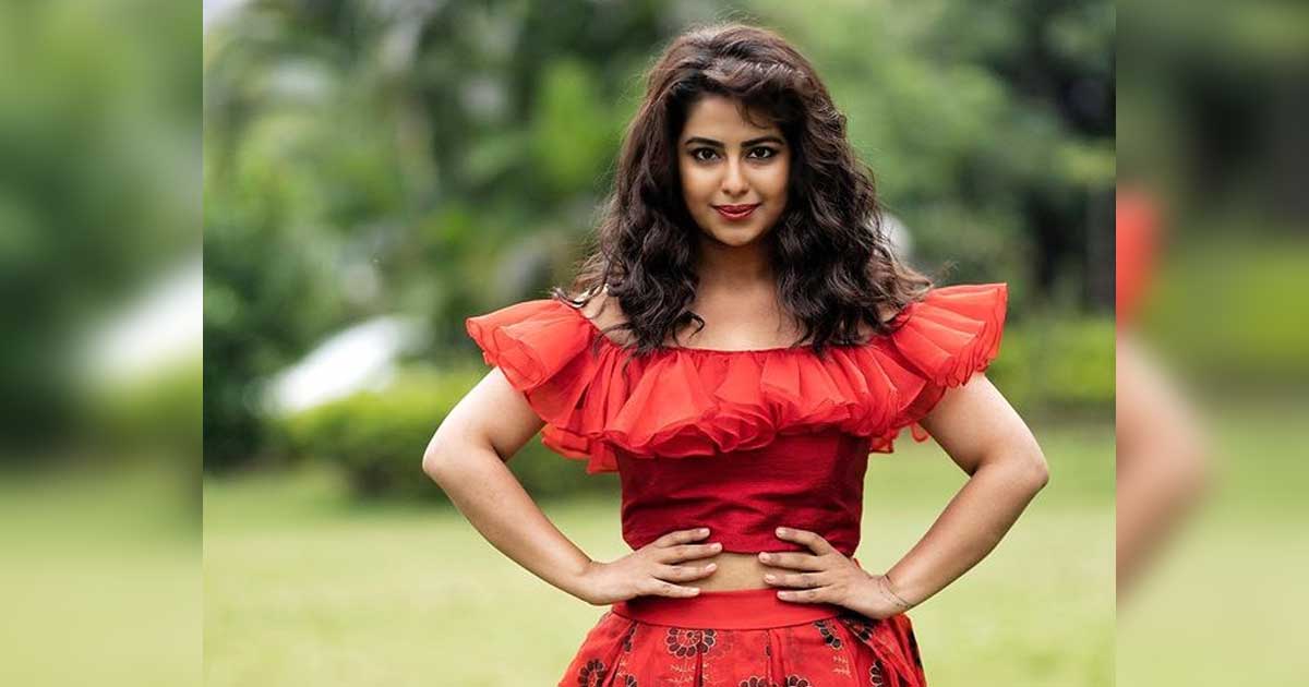 Avika Gor happily signs in 8 movies on her birthday