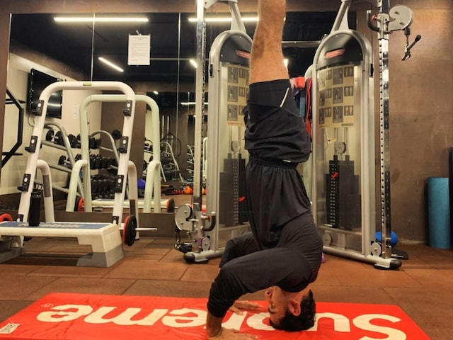Ranbir Kapoor Impressed Fans With Headstand