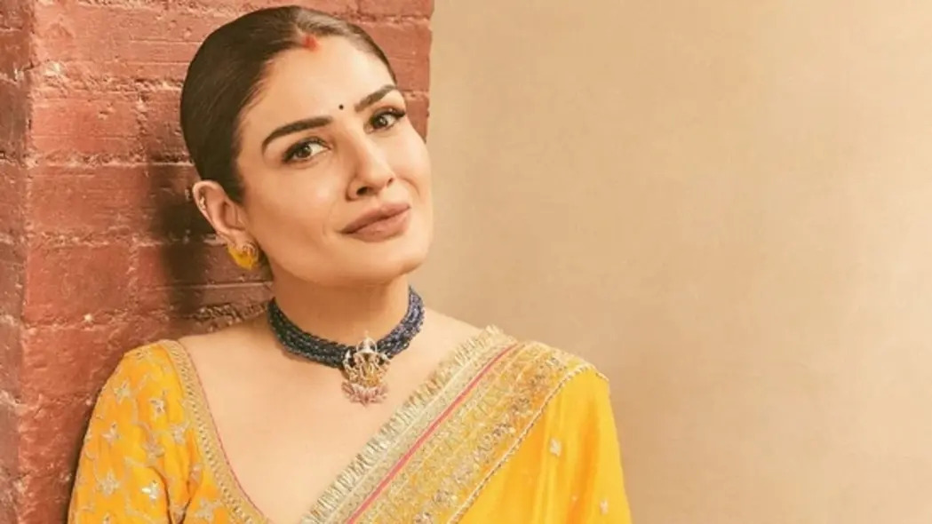 Raveena Tandon Cleans Airport Litter Herself, Wins Hearts Online