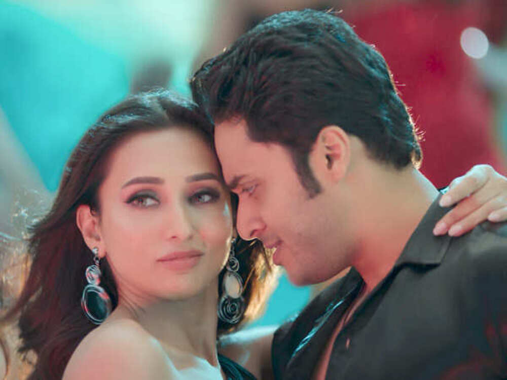 Chandni Raate Blends Romance and Rhythm in Bhanupriya Bhooter Hotel